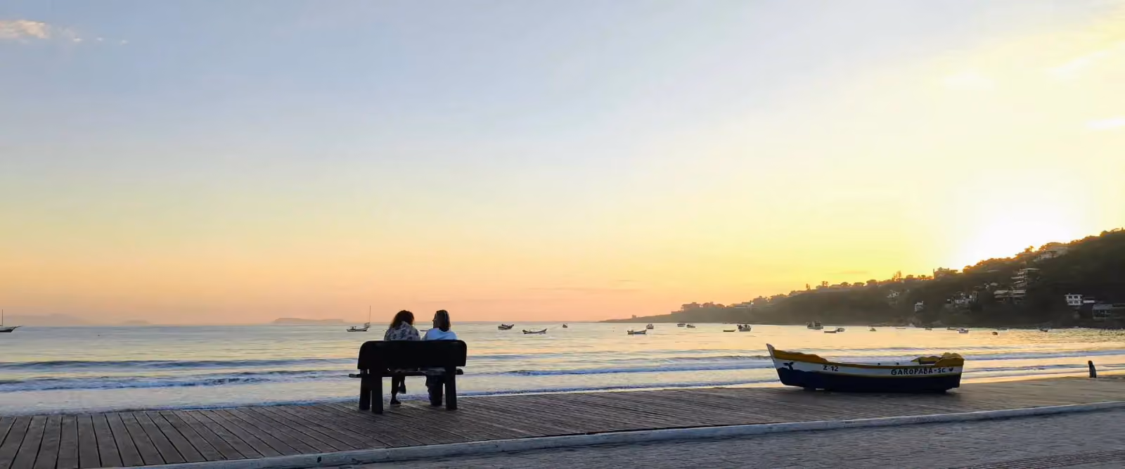 Calçadão da Praia Central de Garopaba ao nascer do sol