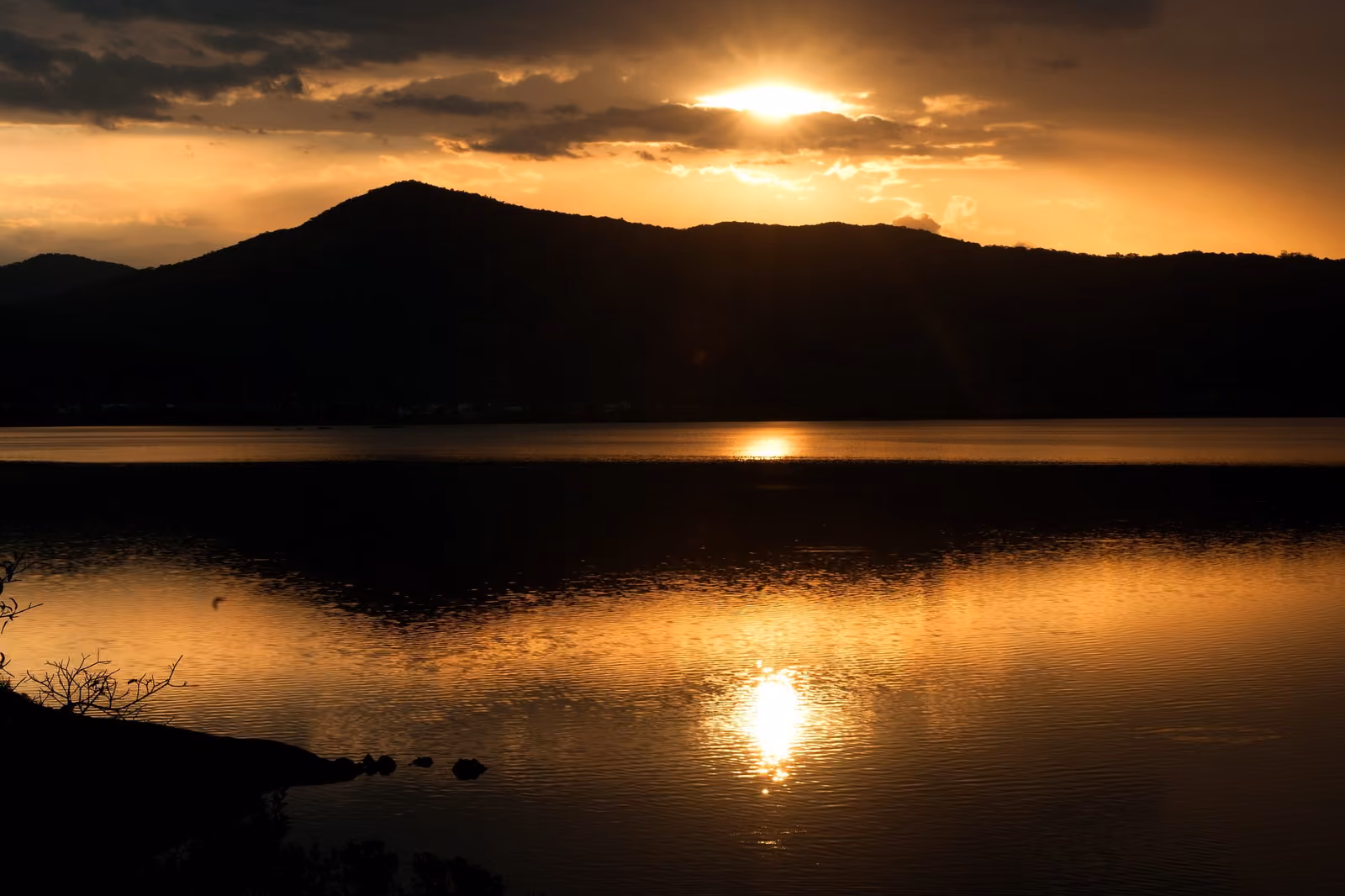 Atardecer detrás del morro, reflejado en la Lagoa da Ferrugem