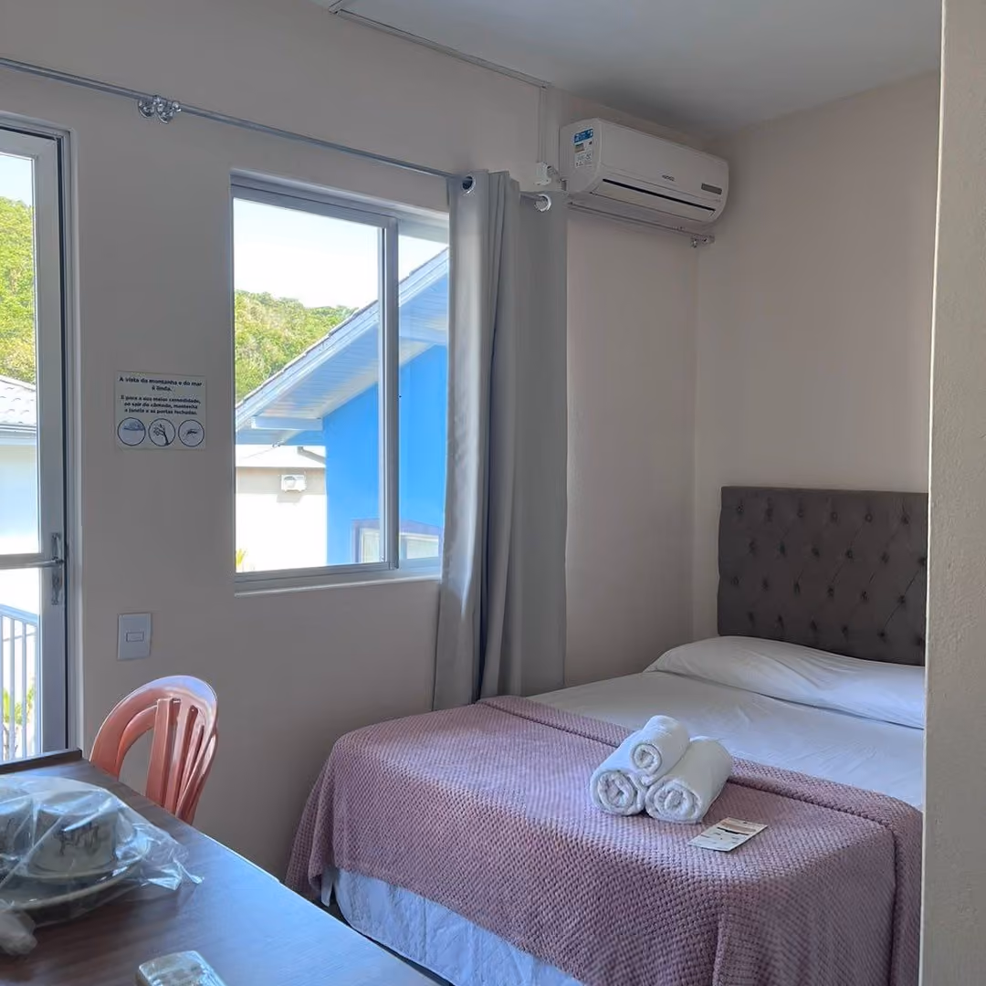 Quarto da Morada da Marta, na Guarda do Embaú, com cama de casal e janela