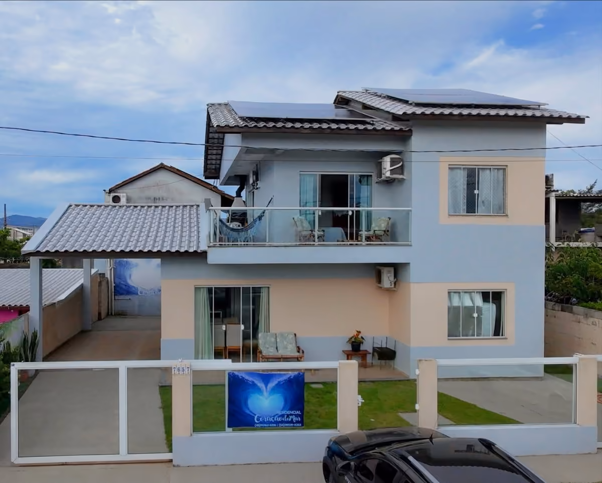 Fachada do Residencial Coração do Mar, na Praia da Pinheira, prédio de dois andares com varandas