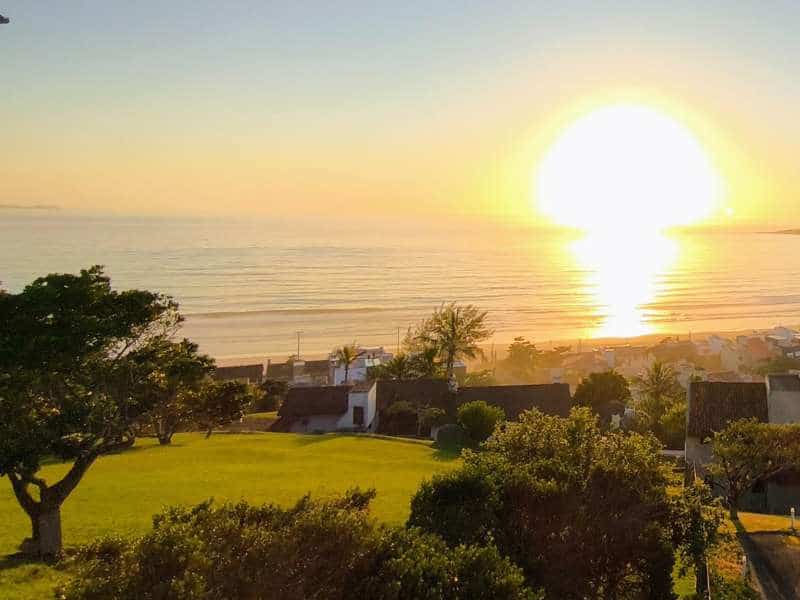 Praia Central de Garopaba com calçadão