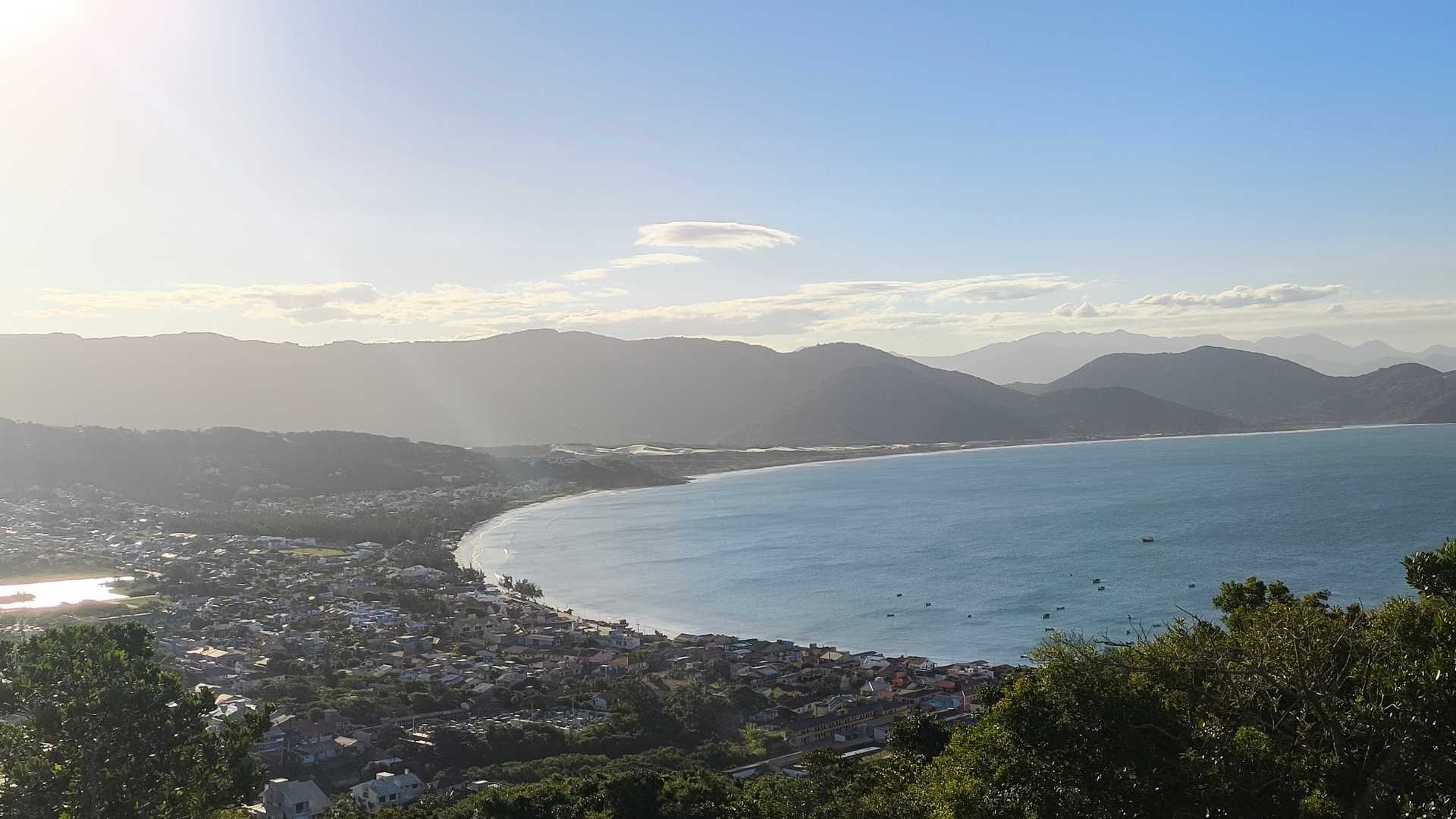 Vista do centro de Garopaba com praia e cidade