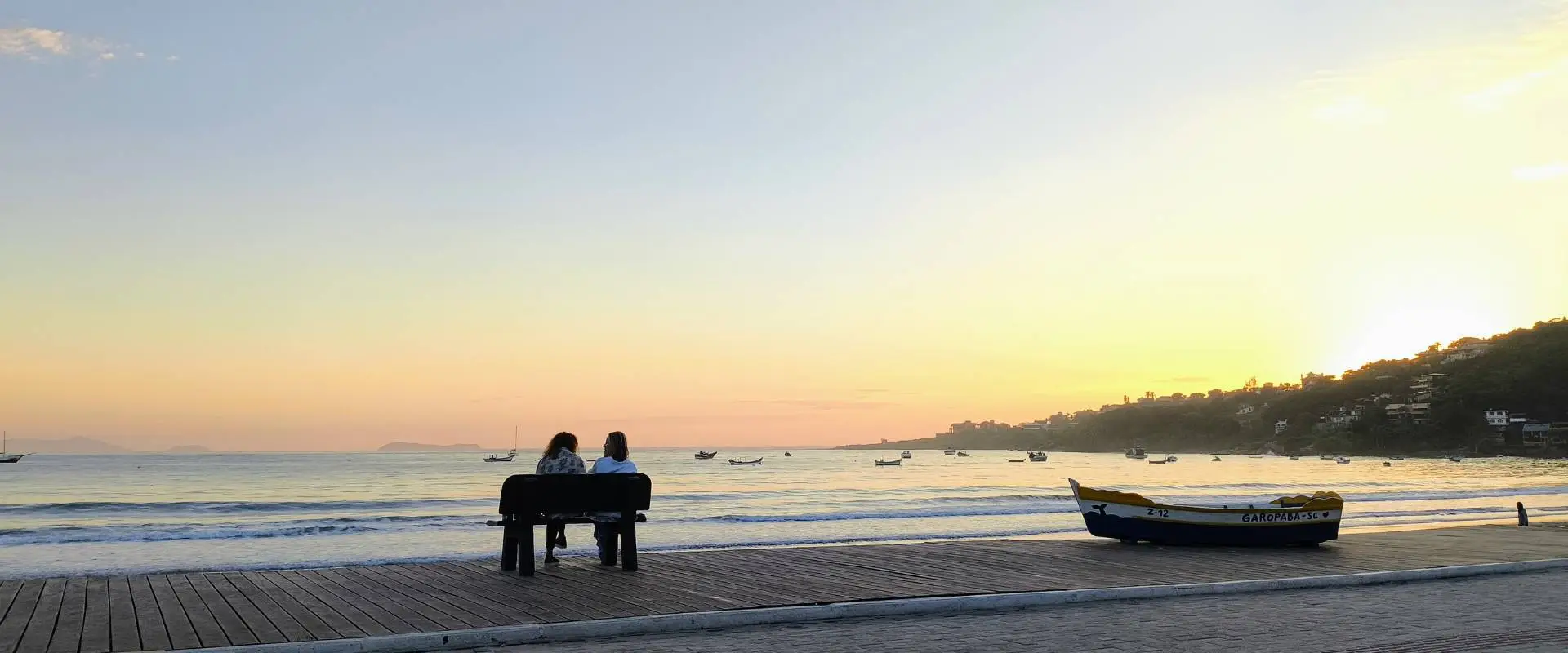 Vista do centro de Garopaba com praia ao nascer do sol