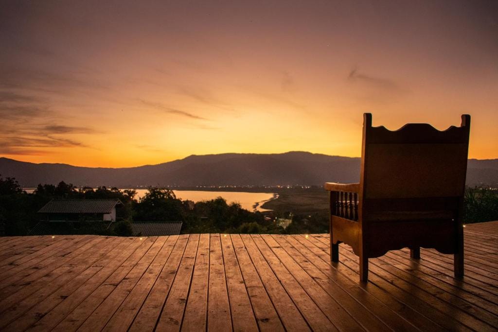 Deck com vista para a lagoa no Chalé da Ferrugem