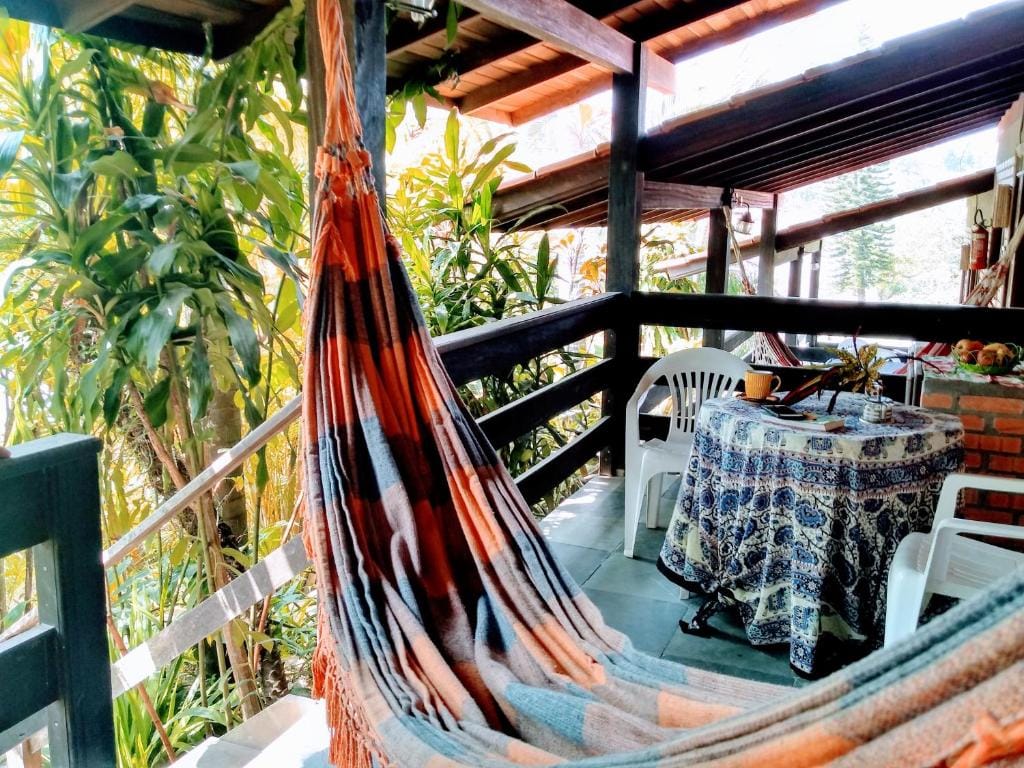 Hospedagem integrada à natureza na Praia do Rosa