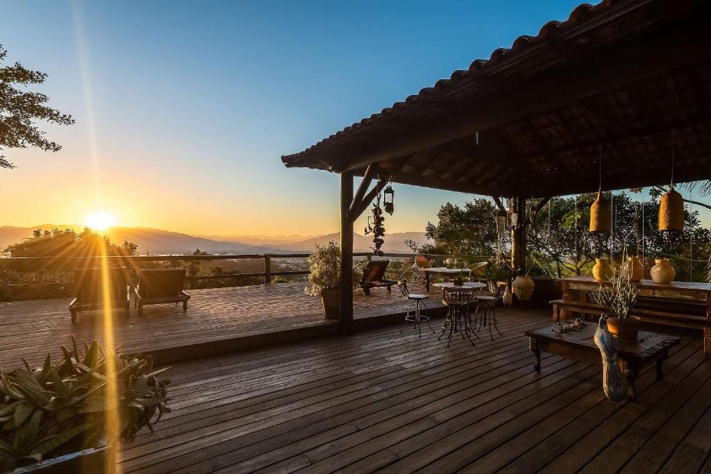 Deck com piscina e vista panorâmica na Pousada Casa do Ceo na Praia do Rosa