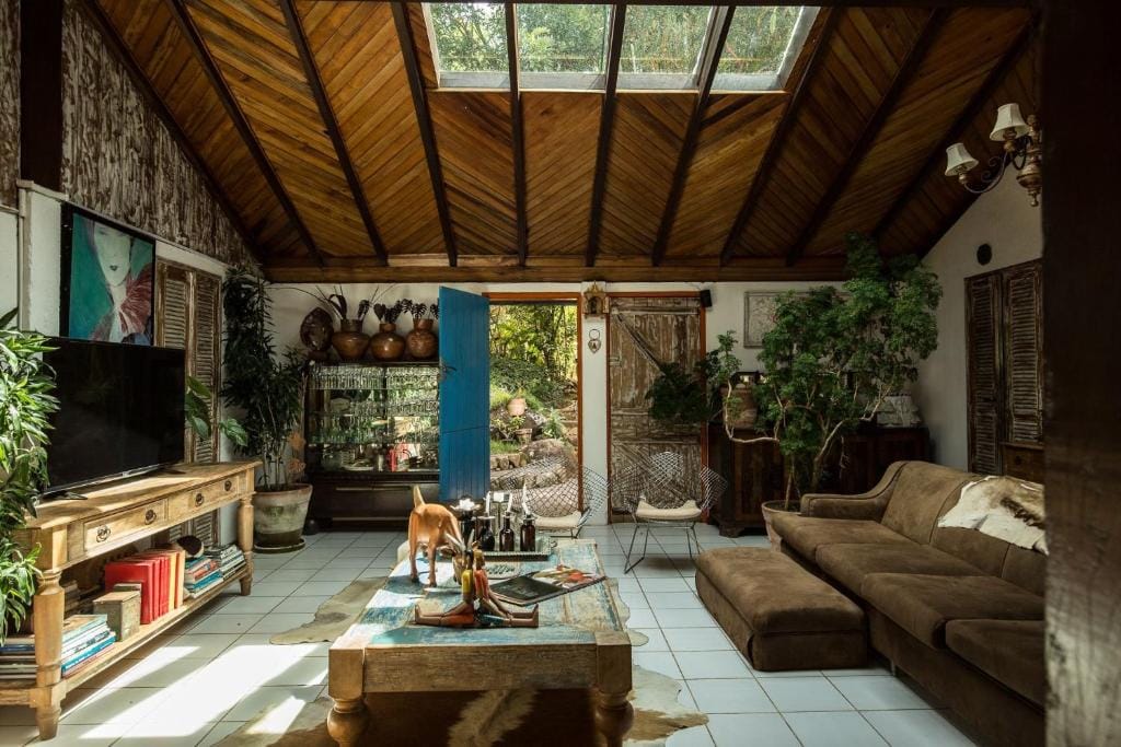 Área de estar espaçosa com decoração rústica e aconchegante na pousada