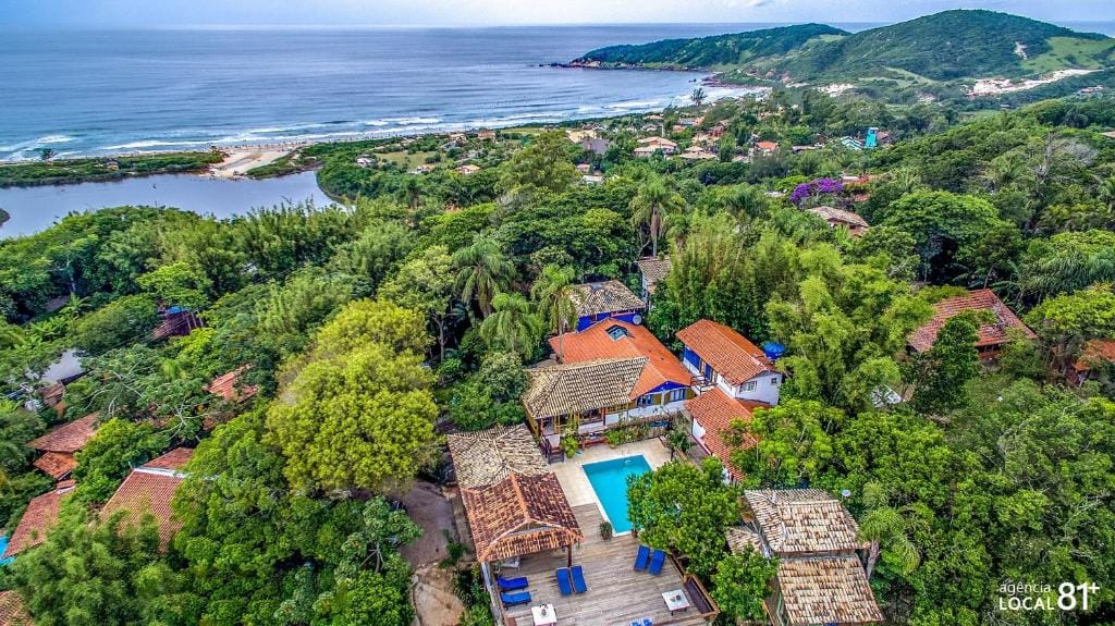 Jardim amplo e áreas de convivência integradas à natureza na Casa do Ceo