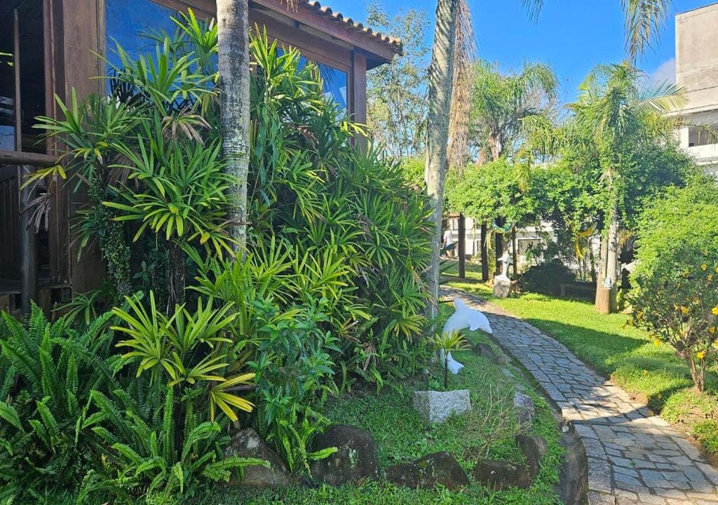 Jardim doChalé rústico da Pousada Meia Lua