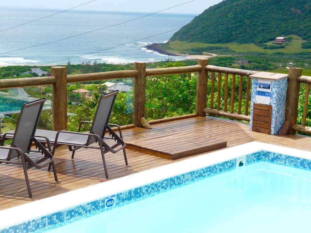 Piscina com vista para o mar