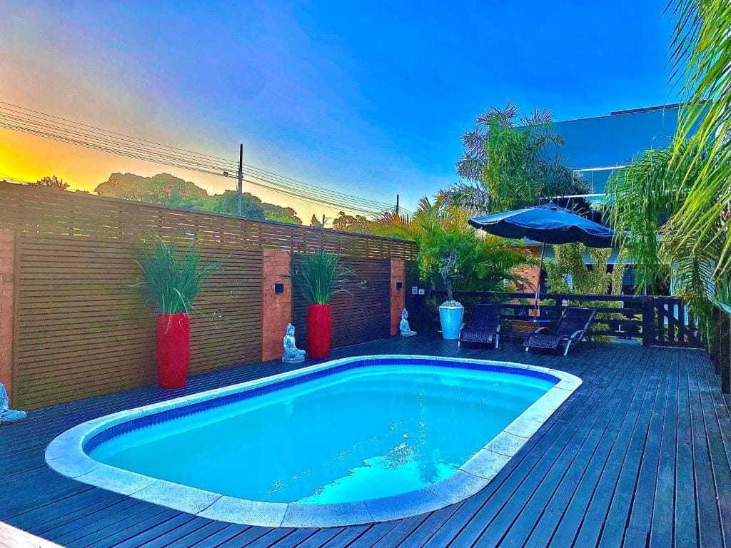 Piscina e área externa da Pousada Rosa Karioka