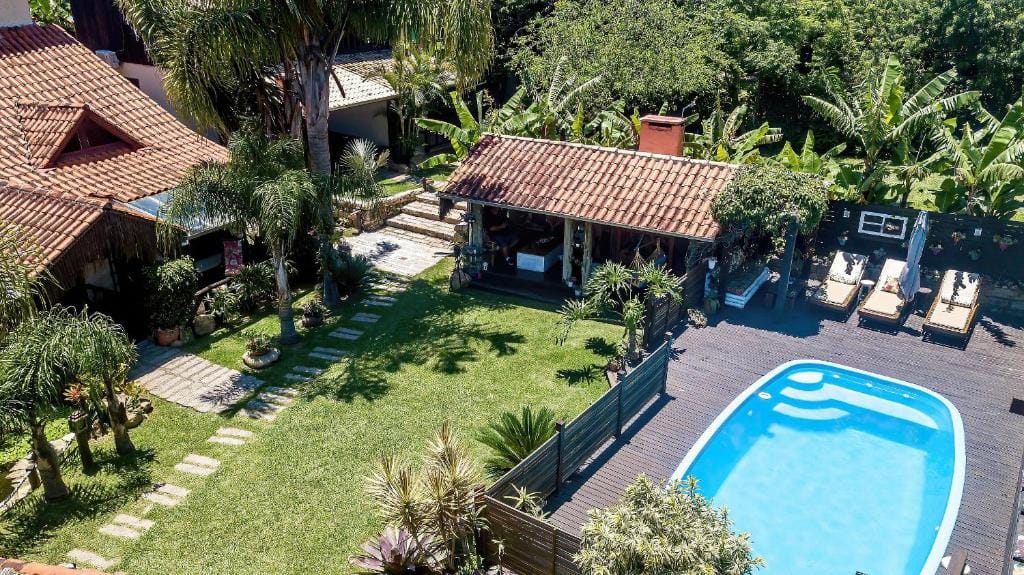 Área externa com piscina na Pousada Rosa da Praia