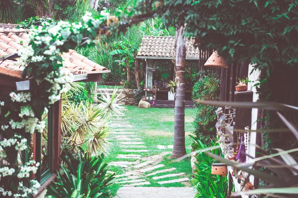 Jardim e bangalôs da Pousada Rosa da Praia