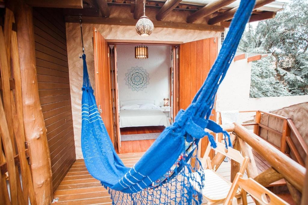 Piscina cercada por jardim na Villa Seychelles
