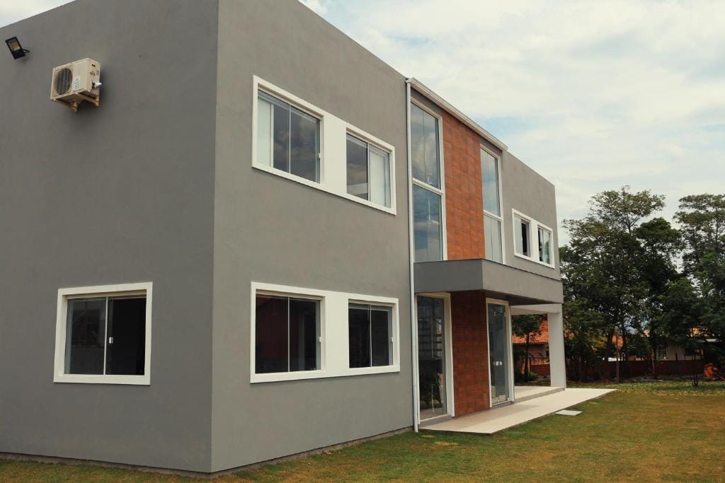 Área externa com espaços comuns do Rosa Surf Hostel & Food