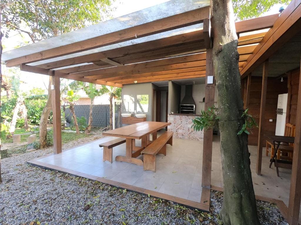 Área externa  e estrutura moderna no Rosa Surf Hostel