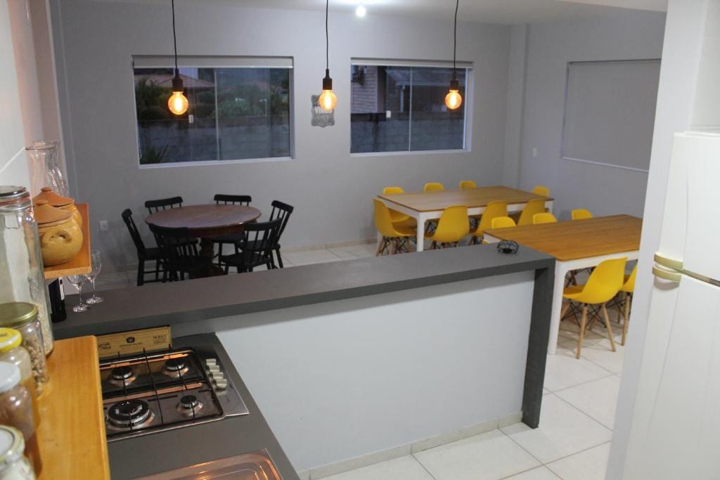 Cozinha equipada e área de convivência do Rosa Surf Hostel & Food