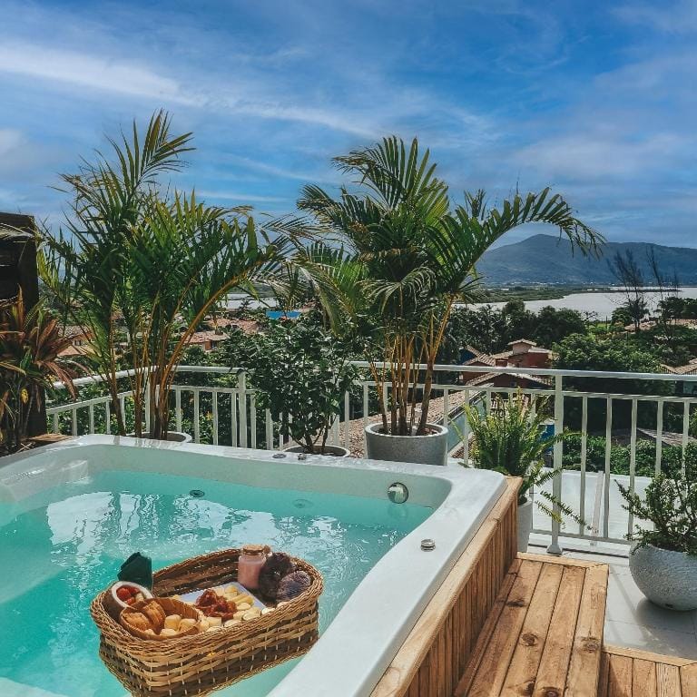 Jacuzzi com vista para a natureza no Villa Verde Bangalô