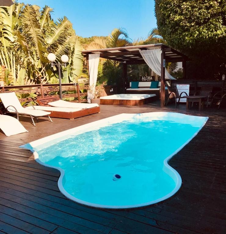 Piscina da Pousada Aloha Beach House na Praia do Rosa