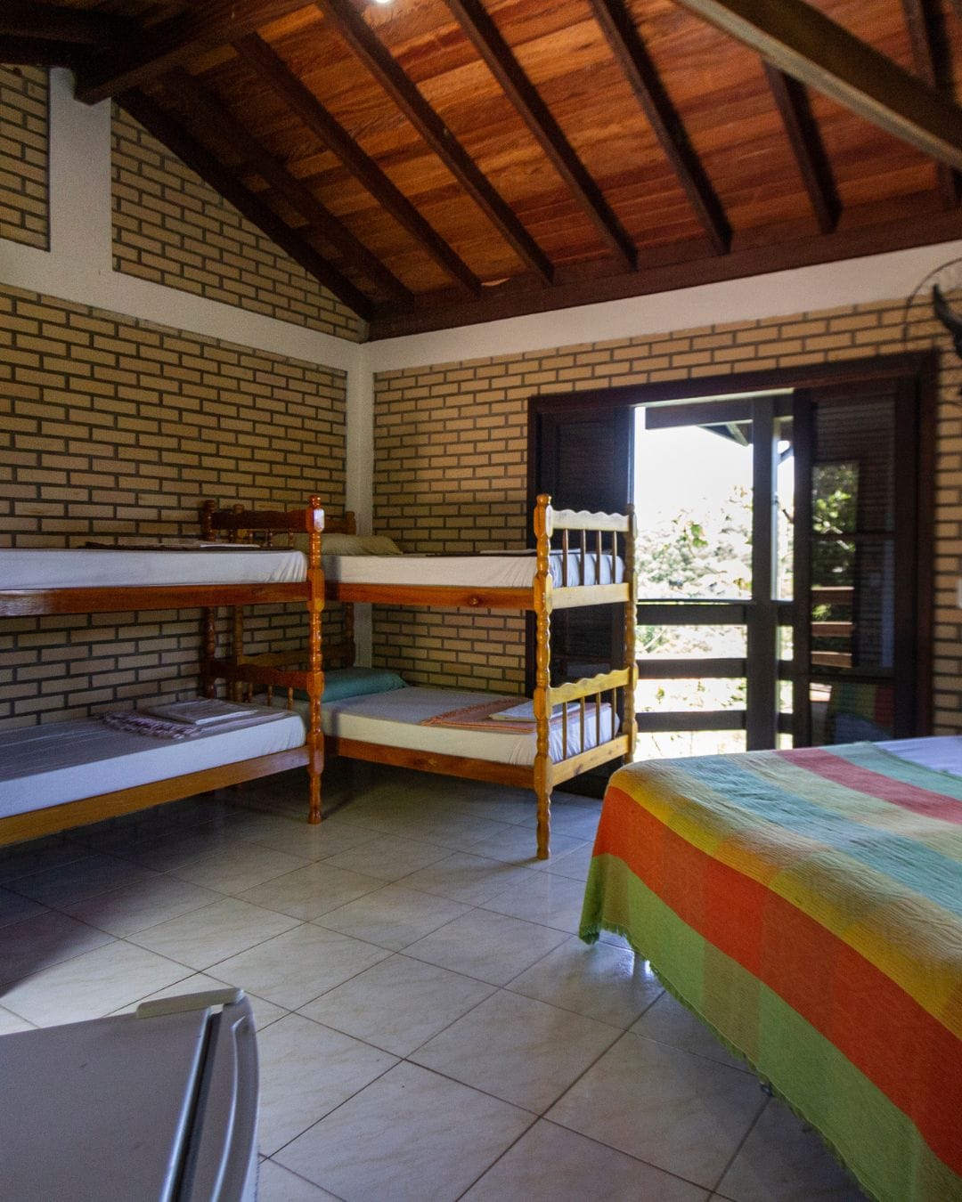 Quartos com sacada e vista para a natureza no Paraíso Hostel