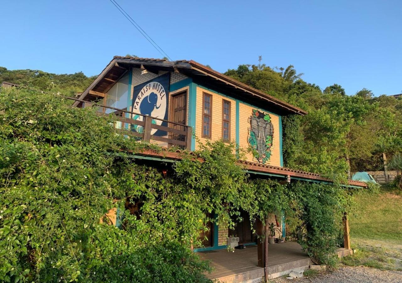 Varanda com redes e vista para o vale no Paraíso Hostel
