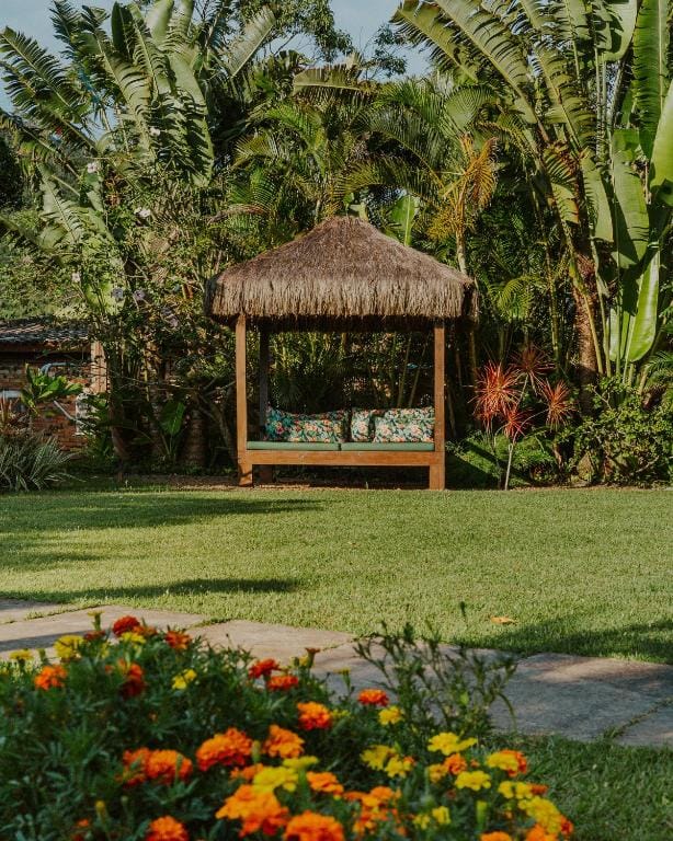 Jardins e atmosfera intimista da pousada
