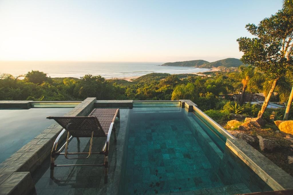 Piscina privativa com vista para o mar na Pousada Rosa Norte
