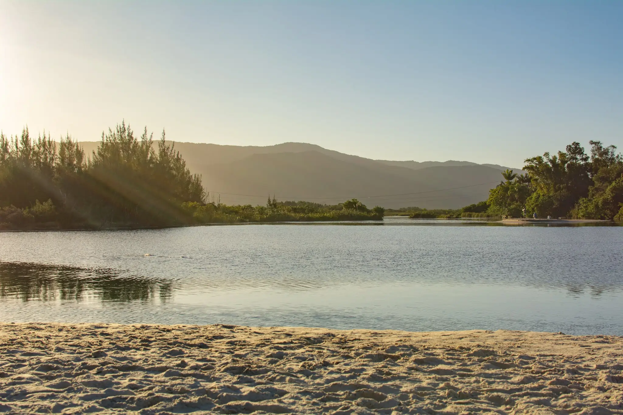 Praia da Barra em Garopaba com encontro do canal da lagoa e do mar
