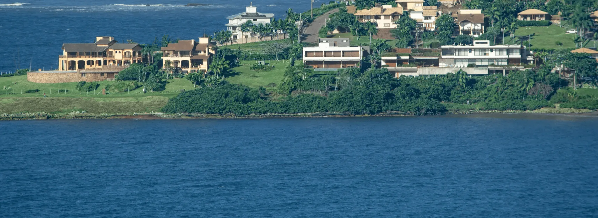 Vista de Garopaba com praia e luz de manhã