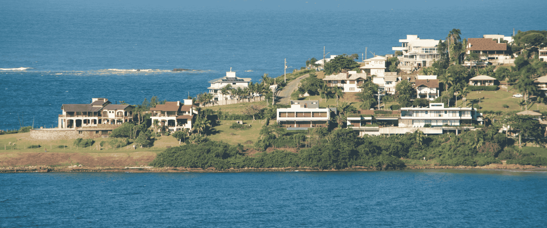 Praia da Vigia em Garopaba pequena e isolada com mar calmo