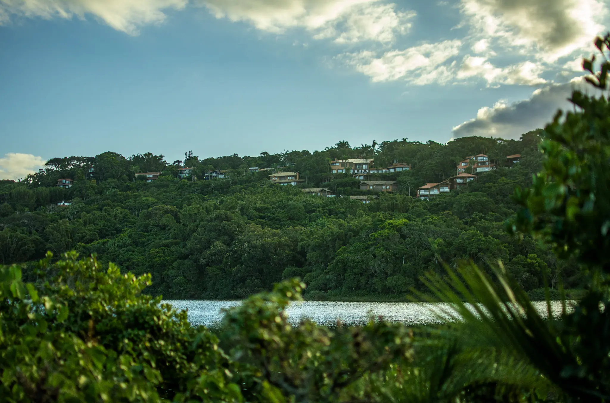 Vista aérea da Praia do Rosa com mar, lagoa e morros verdes