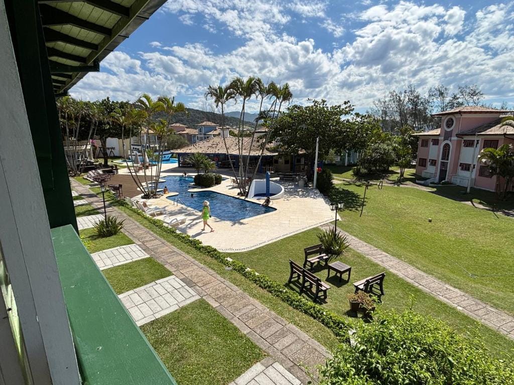 Piscina e área externa do condomínio