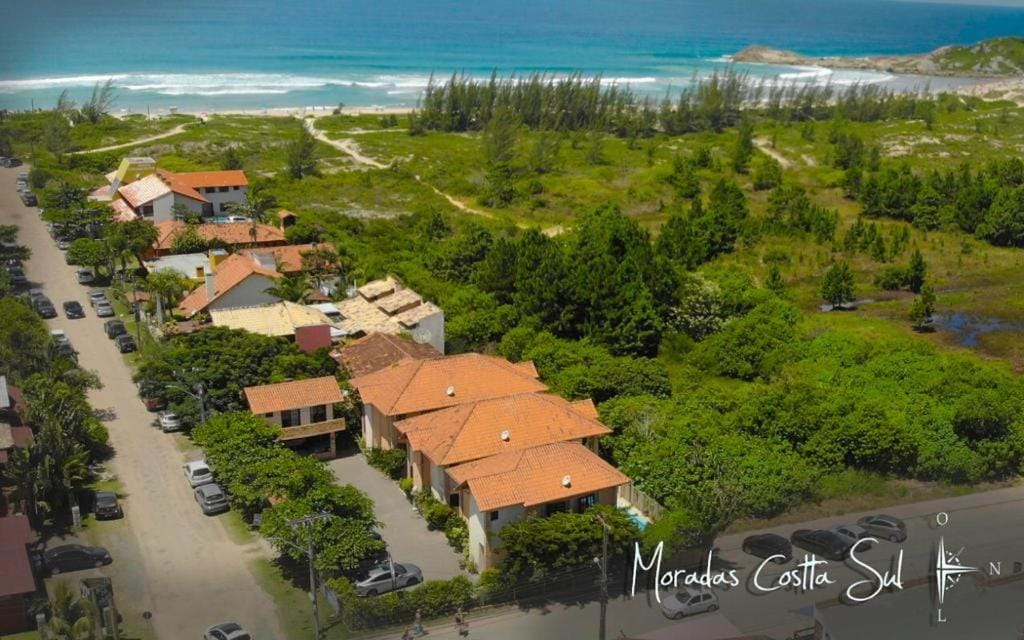 Piscina e área externa Moradas Costta Sul
