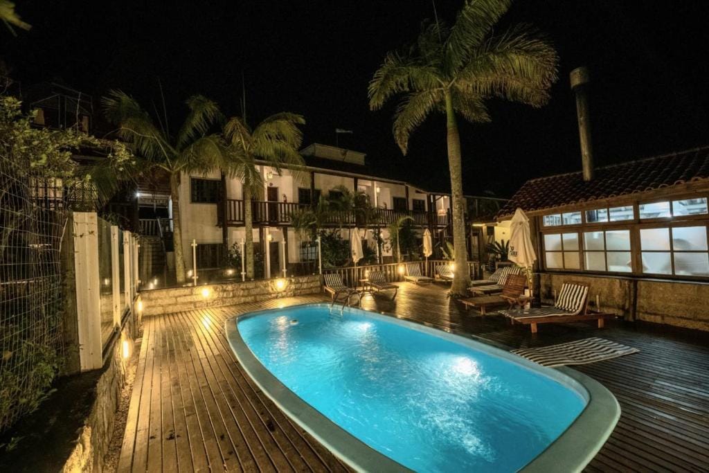 Piscina e área externa da Pousada Buena Onda