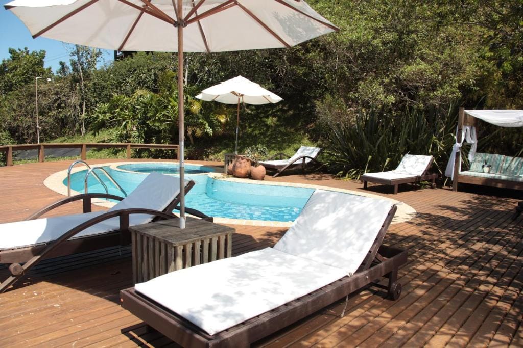 Suíte com varanda e vista para o mar no Bangalore Suites