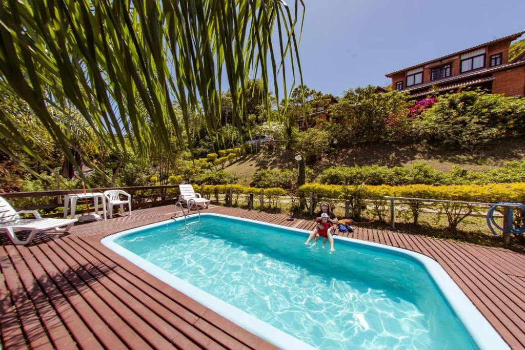 Piscina e jardim da Pousada Colina Verde