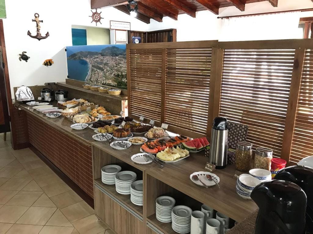 Ambiente tranquilo com jardim e redes