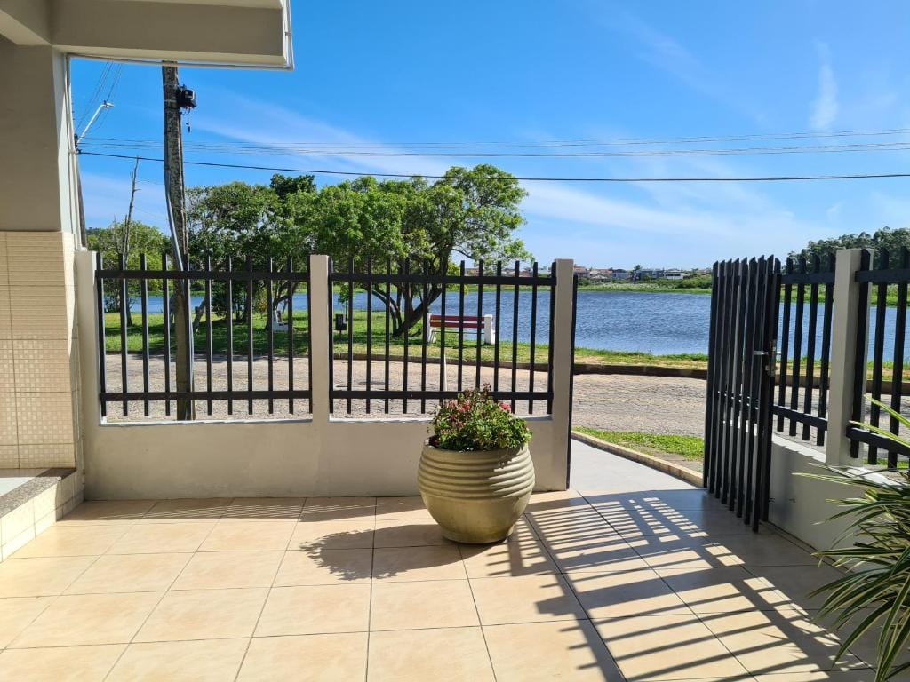 Vista da área externa do Sobrado perto da Praia de Frente para Lagoa